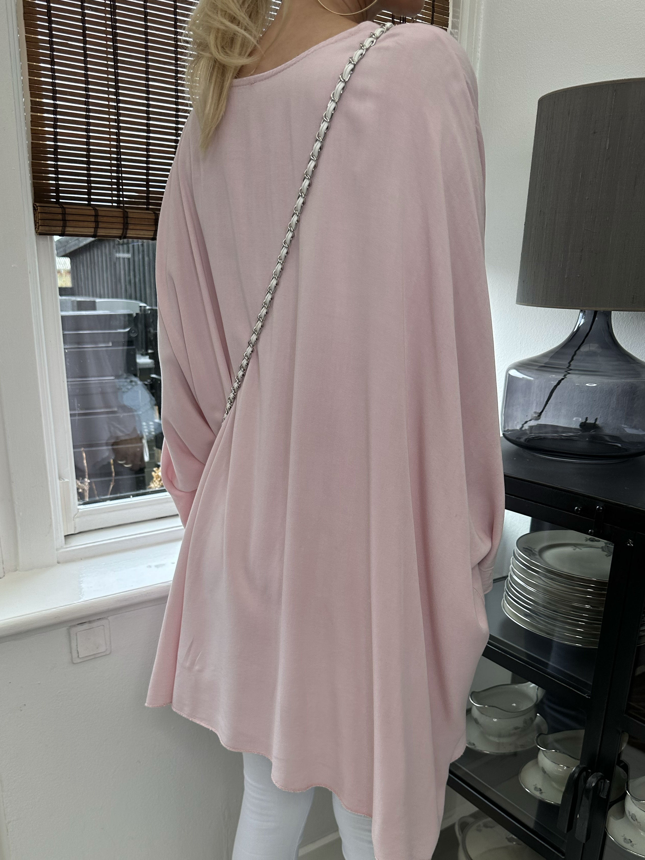 Flavia - T-shirt med sølv print og flagermusærmer